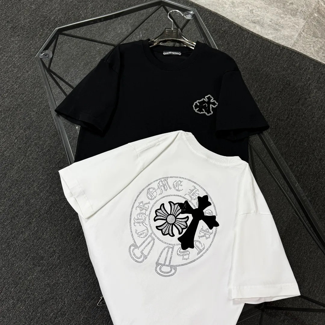P180 Chrome Hearts 25 high-end versions. The fabric is made of 300 grams of high-density pure cotton. It does not deform or shrink. It has three complete standards. It is the same style for men and women. Technology: imported hot diamond + calendered leather flocking. Color: White Black SIZE: S-XL